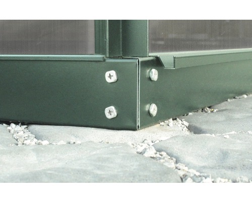 Detail rohu skleníku se šrouby