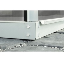 Detail konstrukce skleníku se šrouby na kamenné podlaze