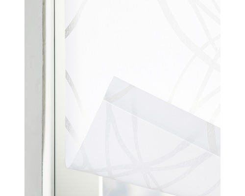 Roleta se vzorem na okně