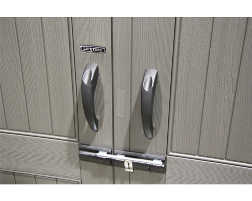 Detail zahradní skříně s madly a západkou