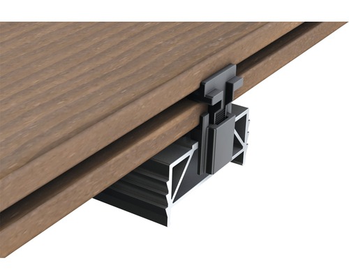 Detailní pohled na terasové prkno s upevňovací sponou a spodní konstrukcí