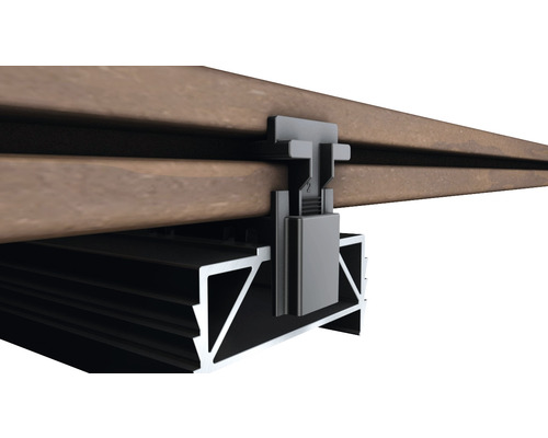 Terasa s upevňovací sponou a spodní konstrukcí