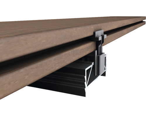 Terasa s podkladovou konstrukcí a upevňovací sponou