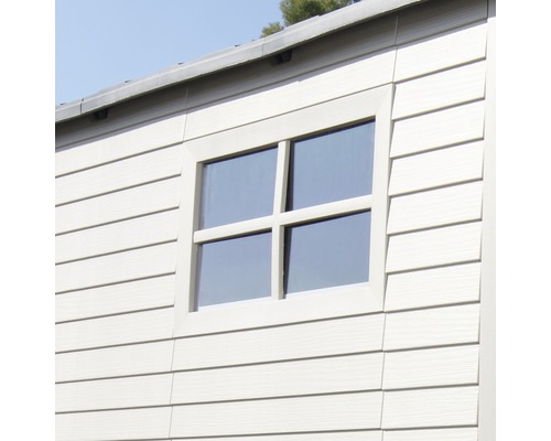 Detail zahradního domku s oknem