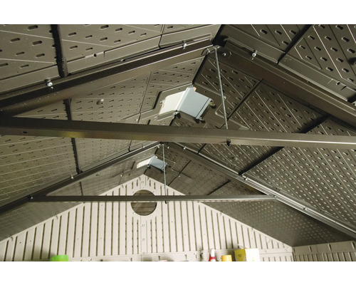 Vnitřní pohled na zahradní domek se střešním oknem