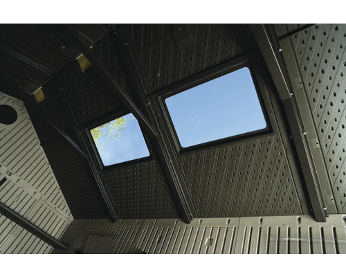 Vnitřní pohled na zahradní domek se střešními okny.