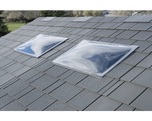 Střecha s bituminovými šindeli a dvěma světlíky