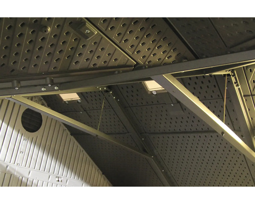 Vnitřní pohled na zahradní domek se střešní konstrukcí a větracím otvorem.