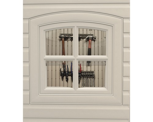 Okno s nářadím na zdi