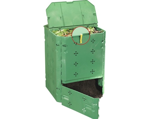 Kompostér s otevřeným víkem a výklopnými dvířky plný zahradního odpadu