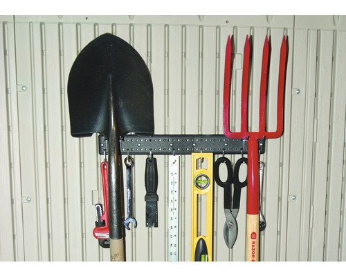 Zahradní nářadí a nástroje připevněné k držáku na nářadí