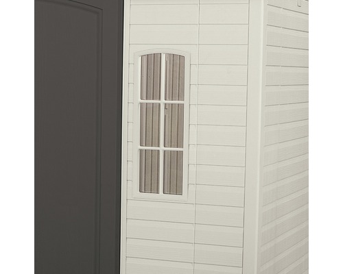 Detail zahradního domku s oknem a dveřmi