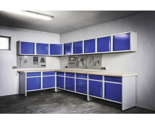 Dílna s modrými dílenskými skříněmi, ponkem a stěnou na nářadí