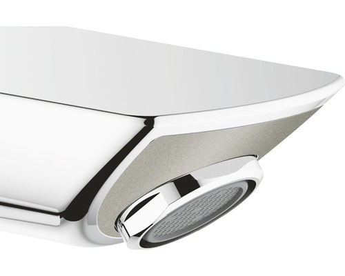 Detailní pohled na baterii s perlátorem