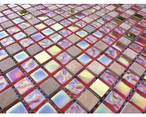 Detail mozaikových dlaždic ze skla a kamene