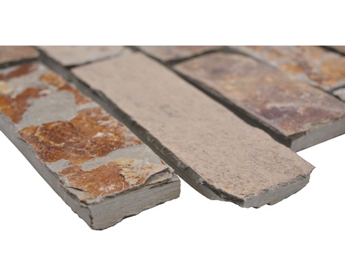 Detailní pohled na mozaikové obklady z přírodního kamene.