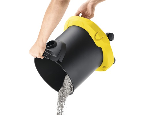 Osoba vysypává nádobu vysavače