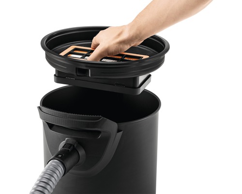 Muž vkládá filtr do vysavače.