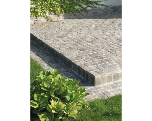 Venkovní prostor s dlažebními kostkami a schody