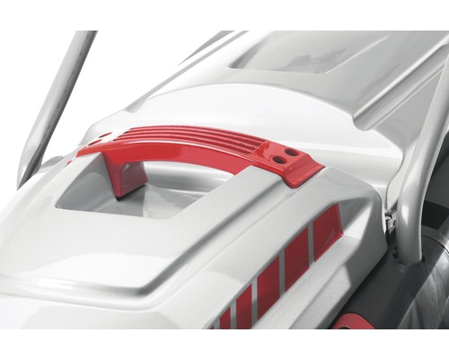 Detail sněhové frézy s červenou rukojetí