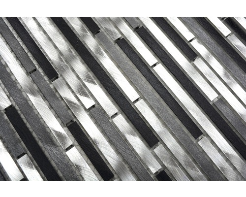 Mozaikové dlaždice z kovu ve vzhledu proužků