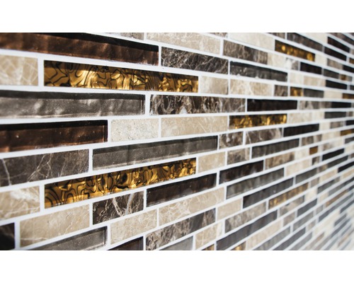 Mozaiková stěna s obdélníkovými dlaždicemi v různých odstínech