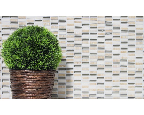 Dekorativní umělá rostlina v květináči na pozadí mozaiky