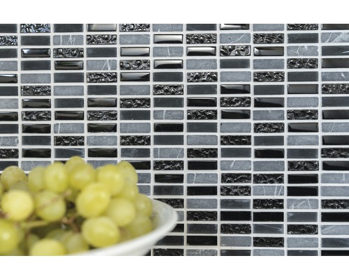 Mozaikové dlaždice s kamenným vzhledem a lesklými akcenty v pozadí