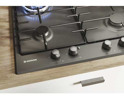 Plynová varná deska Hoover se čtyřmi hořáky a otočnými knoflíky na kuchyňské lince
