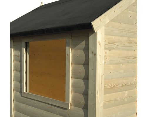 Detailní pohled na dřevěný zahradní domek se zavřeným oknem a bitumenovou střechou