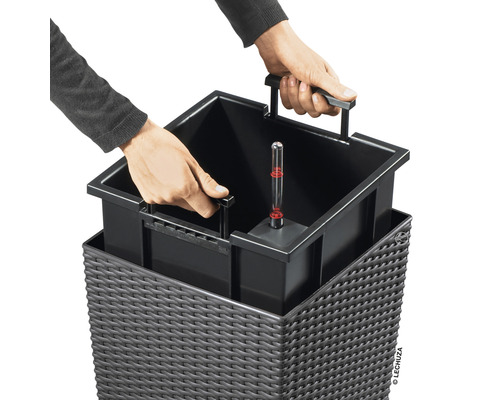 Osoba vkládá vložku rostliny s ukazatelem hladiny vody do květináče.