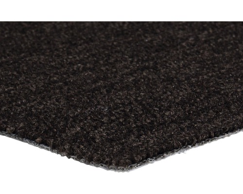 Detail tmavého kusu umělého trávníku