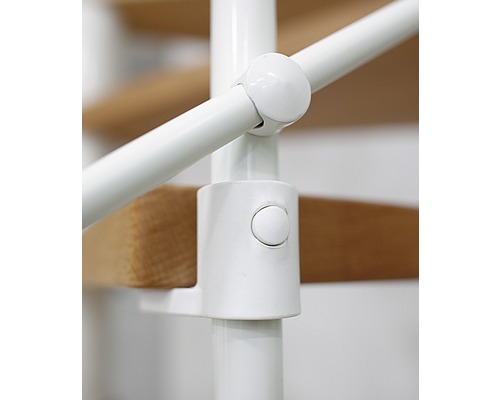 Detailní záběr točitého schodiště s bílým zábradlím a dřevěnými schody