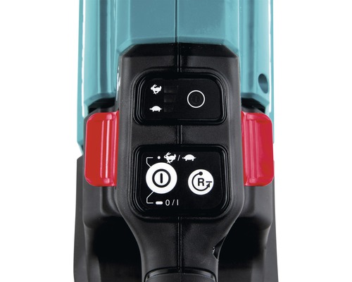 Detail ovládacích prvků akumulátorových nůžek na trávu a keře s vypínačem a úrovněmi rychlosti