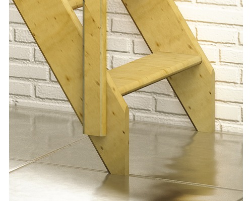 Detail dřevěného schodiště před cihlovou zdí