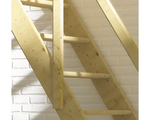 Dřevěné schodiště před cihlovou zdí