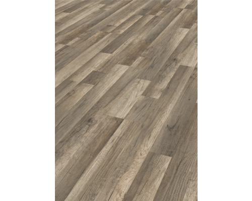 Položená podlahová krytina se vzhledem dřeva.