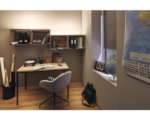 Pracovna se stolem, židlí a nástěnnými policemi z dřevěných beden