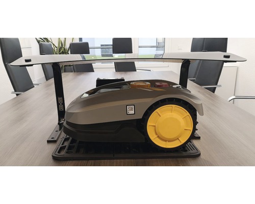 Robotická sekačka s nabíjecí stanicí na stole