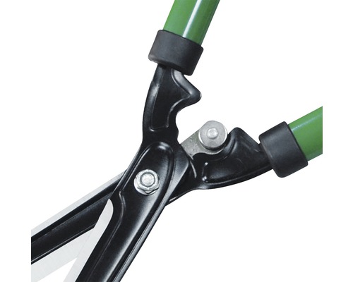 Detailní záběr nůžek na živý plot se zelenými rukojeťmi a černou střižnou hlavou.