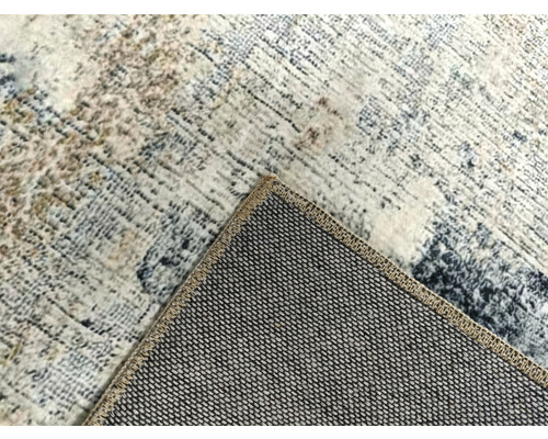 Koberec s abstraktním vzorem