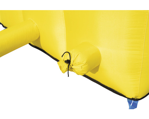 Detailní záběr žlutého nafukovacího objektu se stahovací šňůrkou