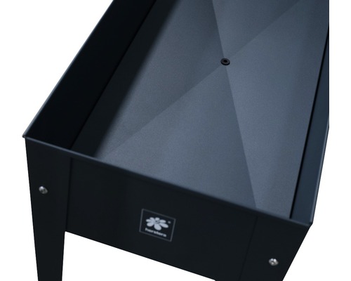 Kovový vyvýšený záhon s odvodňovacím otvorem a logem výrobce