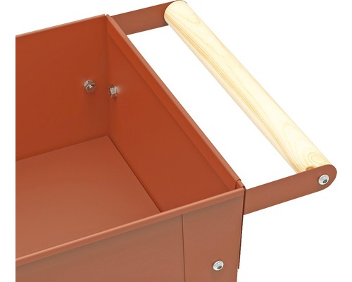 Detailní pohled na kovovou bednu na nářadí s dřevěnou rukojetí