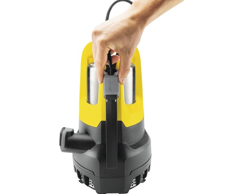 Ruka ovládá ponorné čerpadlo