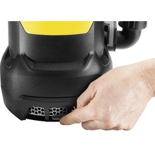 Detailní pohled na kalové čerpadlo s prstem na spínači