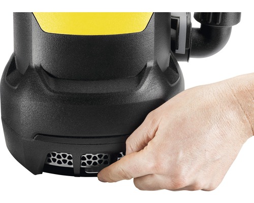 Detailní pohled na kalové čerpadlo s prstem na spínači