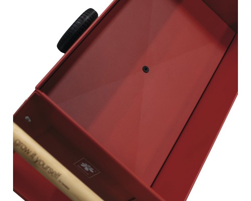 Detailní pohled na červený vozík s madlem a kolečkem