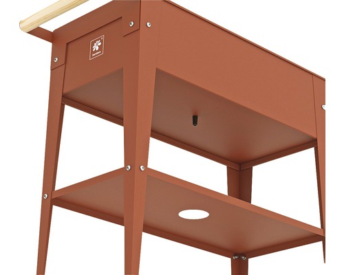 Detailní pohled na vyvýšený záhon s úložným prostorem.