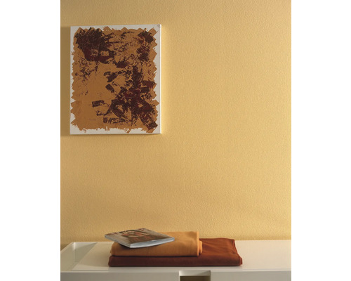 Nástěnná dekorace s malbou, plátnem a textilem na příborníku